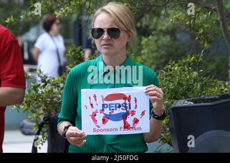 Sydney, Australia. 19th aprile 2022. Gli ucraini protestano contro la sede centrale della Pepsi a Sydney contro la decisione della Pepsi di continuare a operare in Russia e, in ultima analisi, finanziare la guerra in Ucraina. Credit: Richard Milnes/Alamy Live News Foto Stock