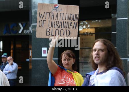 Sydney, Australia. 19th aprile 2022. Gli ucraini protestano contro la sede centrale della Pepsi a Sydney contro la decisione della Pepsi di continuare a operare in Russia e, in ultima analisi, finanziare la guerra in Ucraina. Credit: Richard Milnes/Alamy Live News Foto Stock