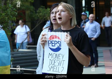 Sydney, Australia. 19th aprile 2022. Gli ucraini protestano contro la sede centrale della Pepsi a Sydney contro la decisione della Pepsi di continuare a operare in Russia e, in ultima analisi, finanziare la guerra in Ucraina. Credit: Richard Milnes/Alamy Live News Foto Stock