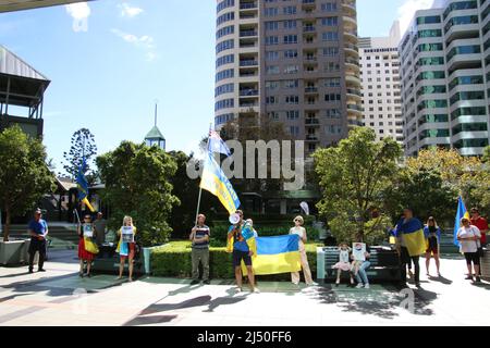Sydney, Australia. 19th aprile 2022. Gli ucraini protestano contro la sede centrale della Pepsi a Sydney contro la decisione della Pepsi di continuare a operare in Russia e, in ultima analisi, finanziare la guerra in Ucraina. Credit: Richard Milnes/Alamy Live News Foto Stock