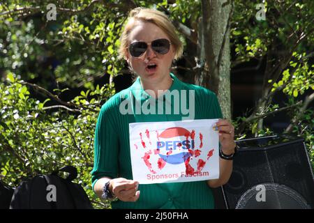 Sydney, Australia. 19th aprile 2022. Gli ucraini protestano contro la sede centrale della Pepsi a Sydney contro la decisione della Pepsi di continuare a operare in Russia e, in ultima analisi, finanziare la guerra in Ucraina. Credit: Richard Milnes/Alamy Live News Foto Stock