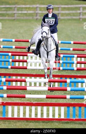 Burnham Market, Regno Unito. 15th Apr 2022. Zara Tindall su Happenstance compete nei Barefoot Retreats Burnham Market International Horse Trials al Burnham Market, Norfolk, Regno Unito, il 15 aprile 2022. Credit: Paul Marriott/Alamy Live News Foto Stock
