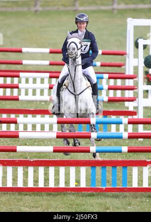 Burnham Market, Regno Unito. 15th Apr 2022. Zara Tindall su Happenstance compete nei Barefoot Retreats Burnham Market International Horse Trials al Burnham Market, Norfolk, Regno Unito, il 15 aprile 2022. Credit: Paul Marriott/Alamy Live News Foto Stock