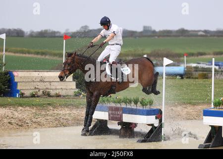 Burnham Market, Regno Unito. 15th Apr 2022. Harry Meade on et Hop Du Matz compete nei Barefoot Retreats Burnham Market International Horse Trials al Burnham Market, Norfolk, Regno Unito, il 15 aprile 2022. Credit: Paul Marriott/Alamy Live News Foto Stock