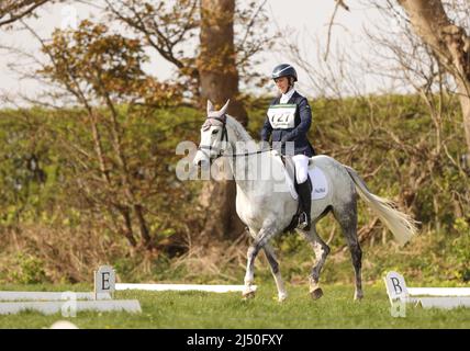 Burnham Market, Regno Unito. 15th Apr 2022. Zara Tindall su Happenstance compete nei Barefoot Retreats Burnham Market International Horse Trials al Burnham Market, Norfolk, Regno Unito, il 15 aprile 2022. Credit: Paul Marriott/Alamy Live News Foto Stock
