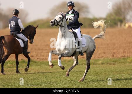 Burnham Market, Regno Unito. 15th Apr 2022. Zara Tindall su Happenstance compete nei Barefoot Retreats Burnham Market International Horse Trials al Burnham Market, Norfolk, Regno Unito, il 15 aprile 2022. Credit: Paul Marriott/Alamy Live News Foto Stock