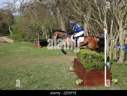 Burnham Market, Regno Unito. 15th Apr 2022. Zara Tindall su Showtime compete nei Barefoot Retreats Burnham Market International Horse Trials al Burnham Market, Norfolk, Regno Unito, il 15 aprile 2022. Credit: Paul Marriott/Alamy Live News Foto Stock