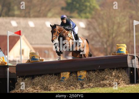 Burnham Market, Regno Unito. 15th Apr 2022. Zara Tindall su Showtime compete nei Barefoot Retreats Burnham Market International Horse Trials al Burnham Market, Norfolk, Regno Unito, il 15 aprile 2022. Credit: Paul Marriott/Alamy Live News Foto Stock