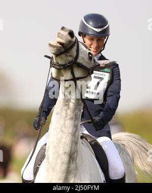 Burnham Market, Regno Unito. 15th Apr 2022. Zara Tindall su Happenstance compete nei Barefoot Retreats Burnham Market International Horse Trials al Burnham Market, Norfolk, Regno Unito, il 15 aprile 2022. Credit: Paul Marriott/Alamy Live News Foto Stock