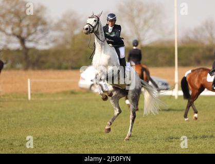 Burnham Market, Regno Unito. 15th Apr 2022. Zara Tindall su Happenstance compete nei Barefoot Retreats Burnham Market International Horse Trials al Burnham Market, Norfolk, Regno Unito, il 15 aprile 2022. Credit: Paul Marriott/Alamy Live News Foto Stock