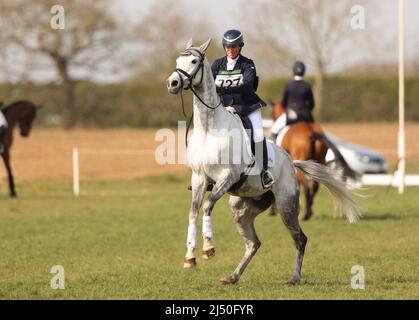 Burnham Market, Regno Unito. 15th Apr 2022. Zara Tindall su Happenstance compete nei Barefoot Retreats Burnham Market International Horse Trials al Burnham Market, Norfolk, Regno Unito, il 15 aprile 2022. Credit: Paul Marriott/Alamy Live News Foto Stock