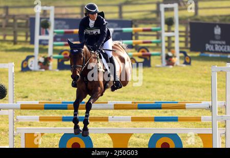 Burnham Market, Regno Unito. 15th Apr 2022. Zara Tindall su Showtime compete nei Barefoot Retreats Burnham Market International Horse Trials al Burnham Market, Norfolk, Regno Unito, il 15 aprile 2022. Credit: Paul Marriott/Alamy Live News Foto Stock