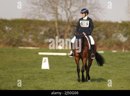 Burnham Market, Regno Unito. 15th Apr 2022. Zara Tindall su Showtime compete nei Barefoot Retreats Burnham Market International Horse Trials al Burnham Market, Norfolk, Regno Unito, il 15 aprile 2022. Credit: Paul Marriott/Alamy Live News Foto Stock