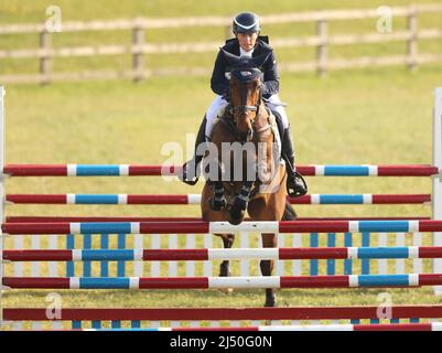 Burnham Market, Regno Unito. 15th Apr 2022. Zara Tindall su Showtime compete nei Barefoot Retreats Burnham Market International Horse Trials al Burnham Market, Norfolk, Regno Unito, il 15 aprile 2022. Credit: Paul Marriott/Alamy Live News Foto Stock
