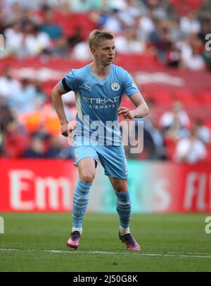Londra, Regno Unito. 16th Apr 2022. Oleksandr Zinchenko (MC) alla semifinale Emirates fa Cup di Manchester City contro Liverpool al Wembley Stadium di Londra, Regno Unito, il 16th aprile 2022. Credit: Paul Marriott/Alamy Live News Foto Stock