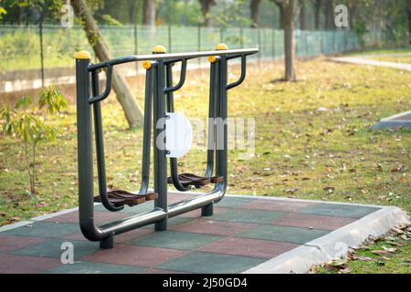 Attrezzature per esercizi o fitness all'aperto, nel parco. Allenamento sportivo o palestra all'aperto. Foto Stock