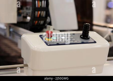 Pannello di controllo della macchina automatica per il taglio del tessuto. Messa a fuoco selettiva. Foto Stock