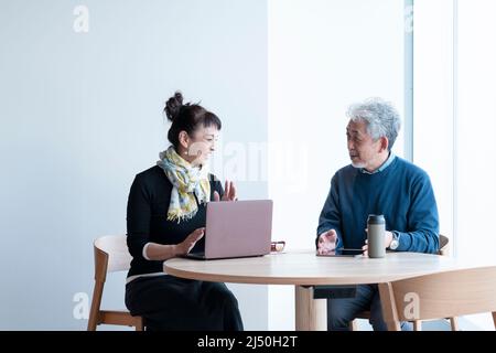 L'uomo e la donna che hanno un incontro Foto Stock
