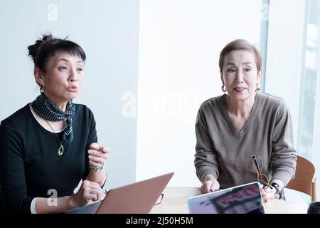 Amministratori femminili che hanno una riunione Foto Stock