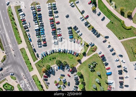 vista aerea dall'alto del parcheggio con molte auto parcheggiate dall'alto Foto Stock