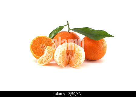 Mandarini, mandarini o clementine con foglie verdi, segmenti sbucciati e agrumi semitagliati giacenti di fronte isolati su sfondo bianco Foto Stock