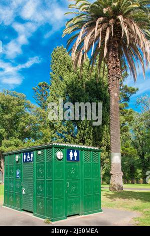 isolato di gabinetto pubblico del vecchio mondo, Fitzroy Gardens, Melbourne Foto Stock