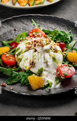 Burrata fresca gourmet insalata Foto Stock