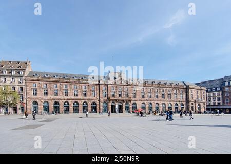 Strasburgo, Francia - 11 apr 2022: Edificio Aubette nel centro di Strasburgo con museo, Apple Store, libreria, Starbucks e pedoni a piedi in una calda giornata di primavera Foto Stock