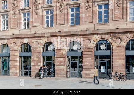 Strasbourg, Francia - Apr 11, 2022: Vista frontale della grande facciata Apple Store con il team che lavora per pulire le vetrine Foto Stock