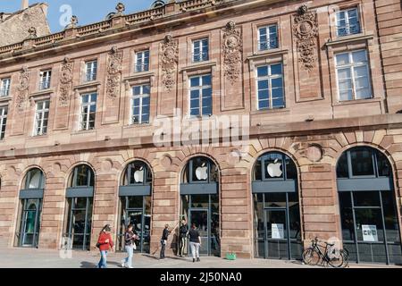 Strasbourg, Francia - Apr 11, 2022: Apple Store facciata con team di lavoro pulizia le vetrine vetrina Foto Stock