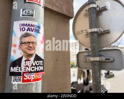 Parigi, Francia - Apr 10 2022: Domenica, 10 aprile, voto adesivo Melenchon sulla costruzione della città nel giorno del primo turno di elezioni presidenziali in Francia 2022 Foto Stock