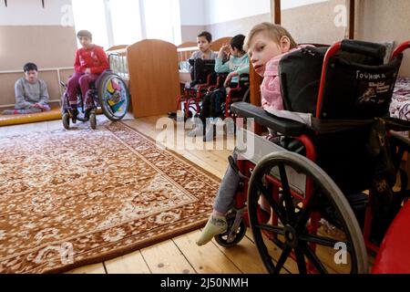 Non esclusiva: VILSHANY, UCRAINA - 15 APRILE 2022 - Bambini con esigenze speciali che sono stati evacuati dalle strutture nella regione di Zhytomyr e Kryvyi Rih s. Foto Stock
