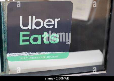 Bordeaux , Aquitaine Francia - 03 20 2022 : Uber eats segno logo e marchio francese testo finestre ingresso ristorante US International azienda alimentare delive Foto Stock