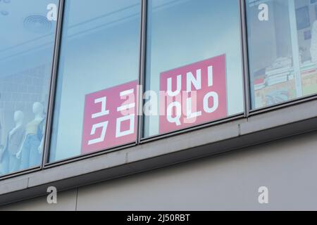 Bangkok, Thailandia - 10 marzo 2022 : logo Uniqlo presso il negozio Uniqlo di Bangkok. Foto Stock