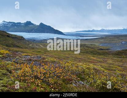 Splendida vista autunnale dal canyon di Mulagljufur al ghiacciaio di Fjallsarlon con la laguna di ghiaccio di Breidarlon, Islanda. Non lontano da Ring Road e all'estremità sud Foto Stock
