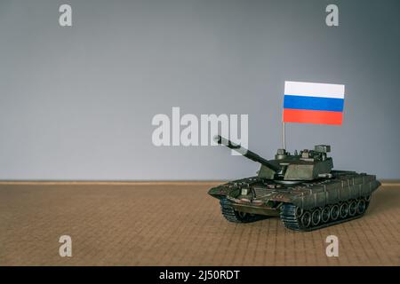 Taniche giocattolo con bandiera russa Foto Stock