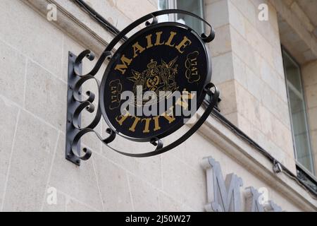 Bordeaux , Aquitaine Francia - 03 20 2022 : testo del logo maille e marchio sulla facciata a parete negozio senape Foto Stock