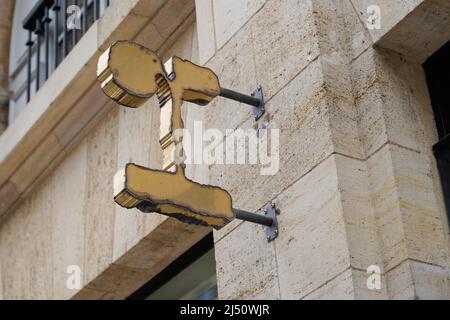 Bordeaux , Aquitaine Francia - 03 20 2022 : testo Repetto e logo segno facciata negozio di profumo abbigliamento danza e moda marca negozio Foto Stock