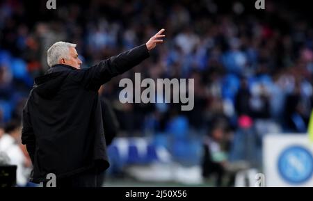 NAPOLI, ITALIA - APRILE 18: Jose Mourinho Capo Coach di AS Roma reagisce, durante la Serie A partita tra SSC Napoli e AS Roma allo Stadio Diego Armando Maradona il 18 Aprile 2022 a Napoli, Italia. (Foto tramite MB Media) Foto Stock