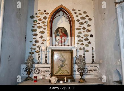 Napoli - ex voto sull'altare di Santa Lucia nella Chiesa di Santa Luciella Foto Stock