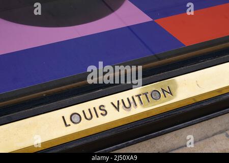 Bordeaux , Aquitaine Francia - 03 20 2022 : Louis Vuitton logo testo e segno d'oro negozio di strada lusso facciata negozio di moda Foto Stock