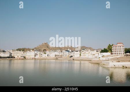 Ghat e il lago Pushkar in Pushkar, India Foto Stock