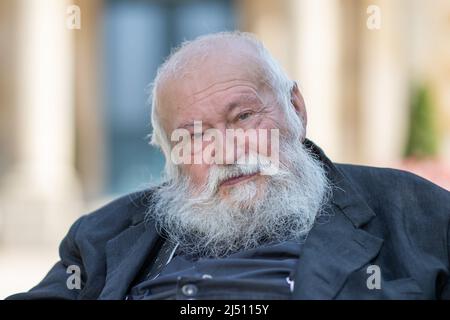 Bayreuth, Germania. 23rd luglio 2021. L'artista d'azione Hermann Nitsch si trova di fronte alla Festspielhaus. Nitsch è morto. Il pittore e scultore austriaco morì il 18 aprile 2022, all'età di 83 anni in un ospedale di Mistelbach, a nord di Vienna, la moglie annunciò il 19 aprile 2022. Credit: Daniel Karmann/dpa/Alamy Live News Foto Stock