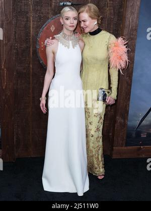 Hollywood, Stati Uniti. 18th Apr 2022. HOLLYWOOD, LOS ANGELES, CALIFORNIA, USA - 18 APRILE: L'attrice Anya Taylor-Joy e l'attrice americano-australiana Nicole Kidman arrivano al Los Angeles Premiere of Focus Features' The Northman' tenuto presso il TCL Chinese Theatre IMAX il 18 aprile 2022 a Hollywood, Los Angeles, California, Stati Uniti. (Foto di Xavier Collin/Image Press Agency) Credit: Image Press Agency/Alamy Live News Foto Stock