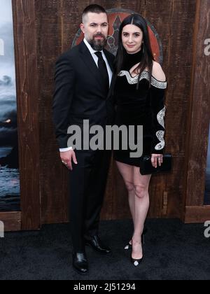 Hollywood, Stati Uniti. 18th Apr 2022. HOLLYWOOD, LOS ANGELES, CALIFORNIA, USA - APRILE 18: Il regista americano Robert Eggers e la moglie Alexandra Shaker arrivano al Los Angeles Premiere of Focus 'The Northman' tenuto presso il TCL Chinese Theatre IMAX il 18 Aprile 2022 a Hollywood, Los Angeles, California, Stati Uniti. (Foto di Xavier Collin/Image Press Agency) Credit: Image Press Agency/Alamy Live News Foto Stock