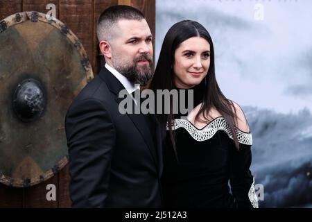 Hollywood, Stati Uniti. 18th Apr 2022. HOLLYWOOD, LOS ANGELES, CALIFORNIA, USA - APRILE 18: Il regista americano Robert Eggers e la moglie Alexandra Shaker arrivano al Los Angeles Premiere of Focus 'The Northman' tenuto presso il TCL Chinese Theatre IMAX il 18 Aprile 2022 a Hollywood, Los Angeles, California, Stati Uniti. (Foto di Xavier Collin/Image Press Agency) Credit: Image Press Agency/Alamy Live News Foto Stock