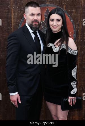 Hollywood, Stati Uniti. 18th Apr 2022. HOLLYWOOD, LOS ANGELES, CALIFORNIA, USA - APRILE 18: Il regista americano Robert Eggers e la moglie Alexandra Shaker arrivano al Los Angeles Premiere of Focus 'The Northman' tenuto presso il TCL Chinese Theatre IMAX il 18 Aprile 2022 a Hollywood, Los Angeles, California, Stati Uniti. (Foto di Xavier Collin/Image Press Agency) Credit: Image Press Agency/Alamy Live News Foto Stock