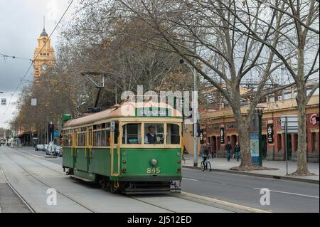 Il tram City Circle in una fredda giornata di inverni nel centro di Melbourne. La torre della stazione di Flinders Street appena visibile sullo sfondo Foto Stock