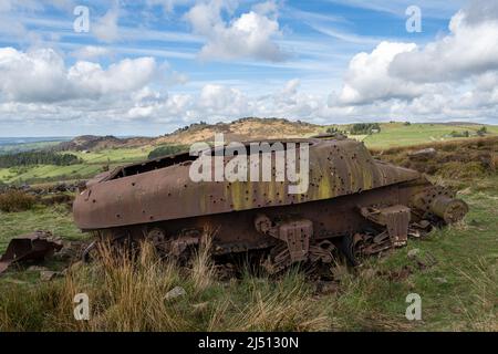 Abbandonato serbatoio Sherman nel Peak District National Park a The Roaches, Upper Hulme con Ramshaw Rocks in lontananza. Foto Stock