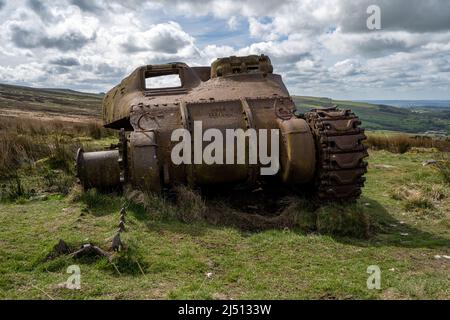 Abbandonato serbatoio Sherman nel Peak District National Park a The Roaches, Upper Hulme con Ramshaw Rocks in lontananza. Foto Stock